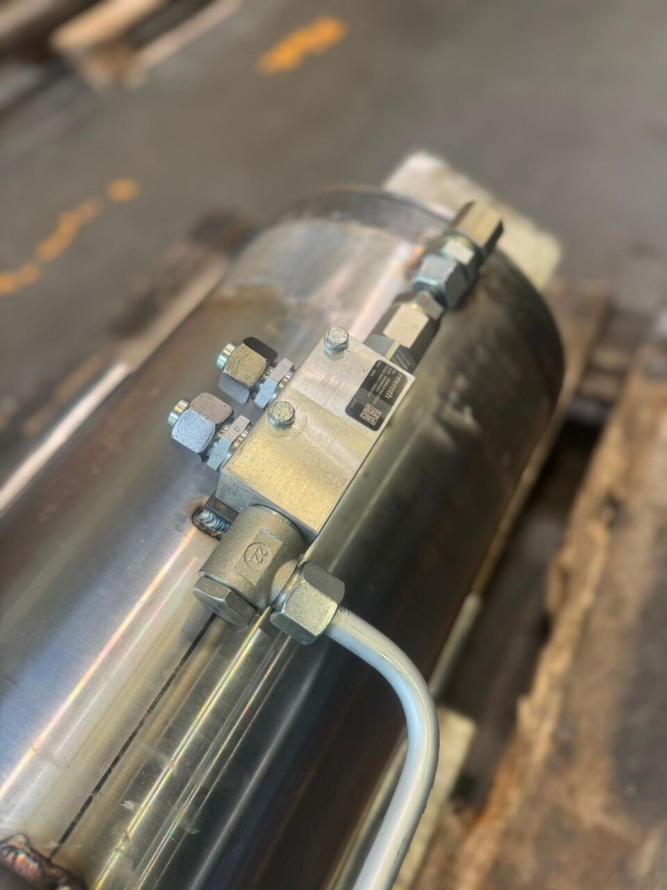 Hydraulic cylinders for plastic processing presses