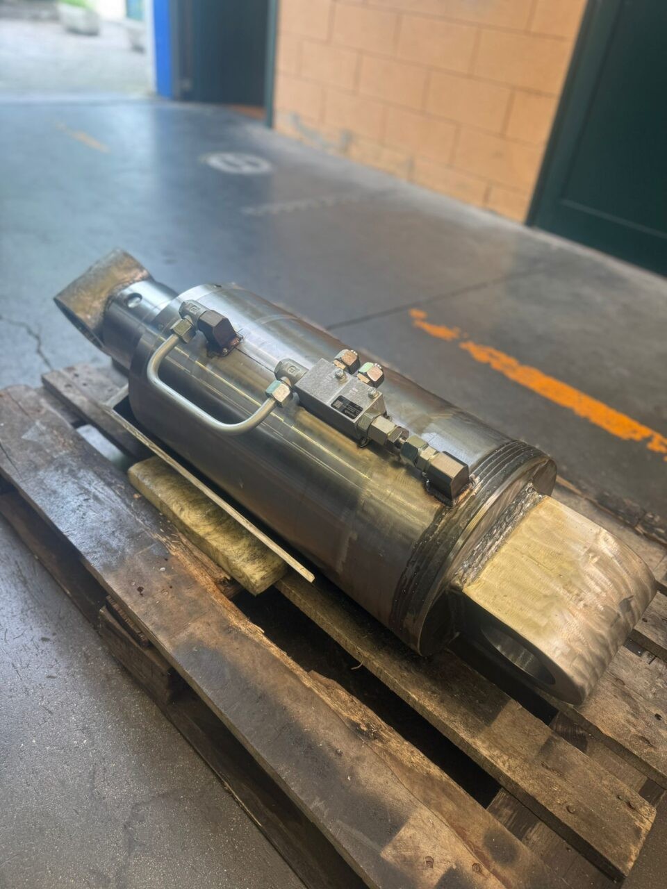 Hydraulic cylinders for lifting systems